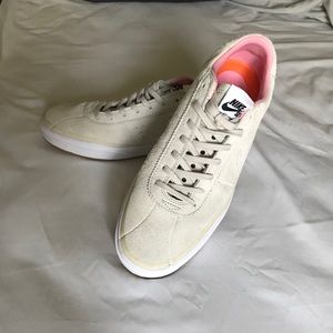 Beige pink Nike SB quartersnack